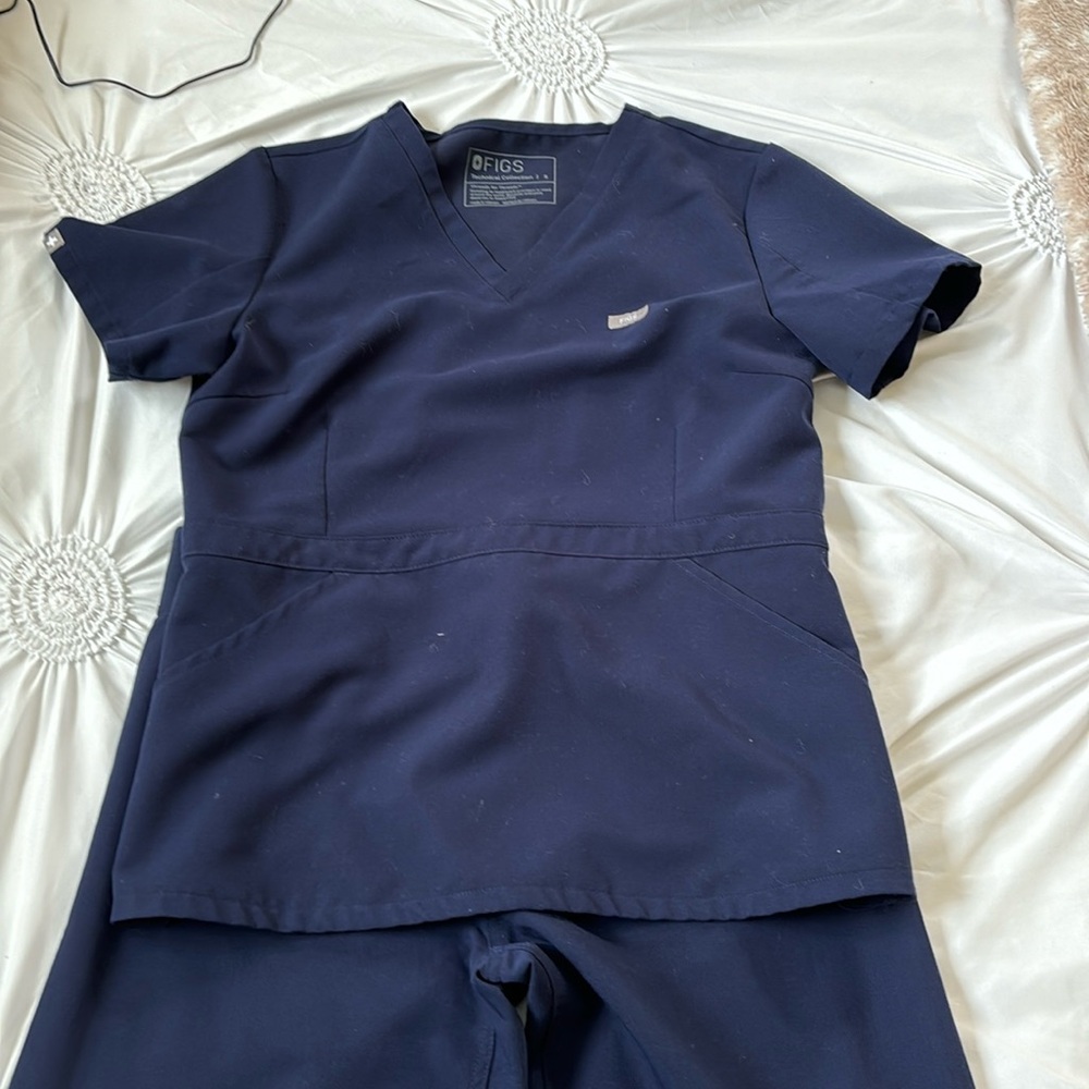 Size small figs scrub set